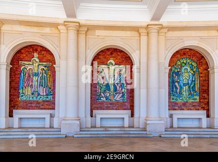 Arkade des berühmten Heiligtums von Fatima in Portugal Stockfoto