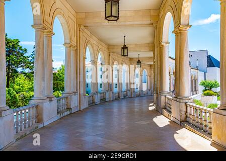 Arkade des berühmten Heiligtums von Fatima in Portugal Stockfoto