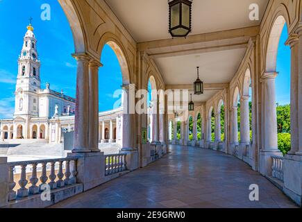 Arkade des berühmten Heiligtums von Fatima in Portugal Stockfoto