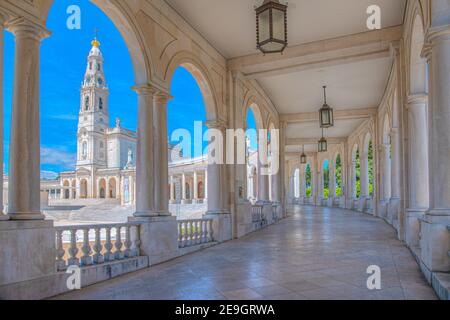 Arkade des berühmten Heiligtums von Fatima in Portugal Stockfoto