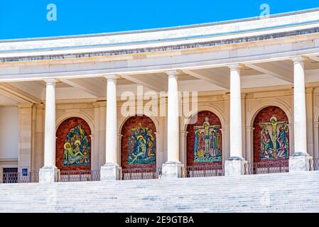 Arkade des berühmten Heiligtums von Fatima in Portugal Stockfoto