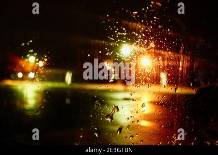 Eine Serie von Aufnahmen in einem Schulhof in einer verschneiten Nacht, von denen einige eine Linse Fackel produziert. Stockfoto