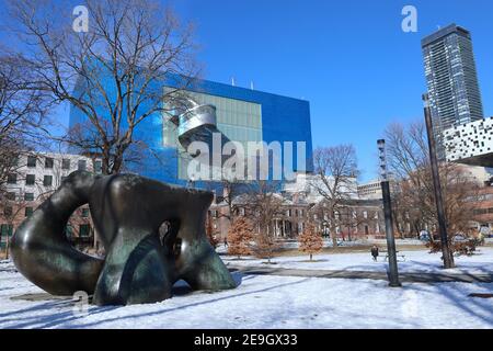 Toronto, Grange Park mit moderner Ergänzung zur Art Gallery of Ontario, Ontario College of Art and Design und Henry Moore Skulptur Stockfoto
