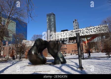 Toronto, Grange Park mit moderner Ergänzung zur Art Gallery of Ontario, Ontario College of Art and Design und Henry Moore Skulptur Stockfoto