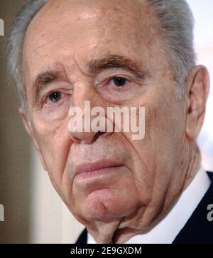 Der ehemalige israelische Premier Shimon Peres hält am 16. August 2006 in Washington, DC, USA, eine Pressekonferenz ab, um die jüngste Entwicklung zwischen Israel und der Hisbollah zu diskutieren. Foto von Olivier Douliery/ABACAPRESS.COM Stockfoto