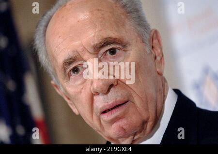 Der ehemalige israelische Premier Shimon Peres hält am 16. August 2006 in Washington, DC, USA, eine Pressekonferenz ab, um die jüngste Entwicklung zwischen Israel und der Hisbollah zu diskutieren. Foto von Olivier Douliery/ABACAPRESS.COM Stockfoto