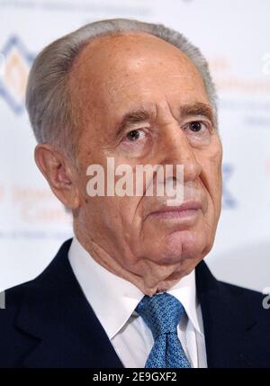 Der ehemalige israelische Premier Shimon Peres hält am 16. August 2006 in Washington, DC, USA, eine Pressekonferenz ab, um die jüngste Entwicklung zwischen Israel und der Hisbollah zu diskutieren. Foto von Olivier Douliery/ABACAPRESS.COM Stockfoto