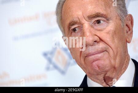 Der ehemalige israelische Premier Shimon Peres hält am 16. August 2006 in Washington, DC, USA, eine Pressekonferenz ab, um die jüngste Entwicklung zwischen Israel und der Hisbollah zu diskutieren. Foto von Olivier Douliery/ABACAPRESS.COM Stockfoto