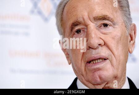 Der ehemalige israelische Premier Shimon Peres hält am 16. August 2006 in Washington, DC, USA, eine Pressekonferenz ab, um die jüngste Entwicklung zwischen Israel und der Hisbollah zu diskutieren. Foto von Olivier Douliery/ABACAPRESS.COM Stockfoto