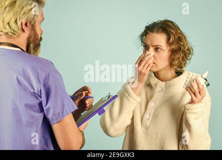 Anamnese. Arzt kommunizieren Frau. Laufende Nase. Fragen Sie nach Beschwerden. Medizinische Behandlung. Symptome einer Virusinfektion. Medizinische Hilfe. Verschreiben Sie Tests und Behandlung. Kranker Patient. Diagnosekonzept. Stockfoto
