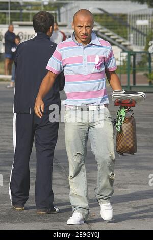 Bordeaux Mittelfeldspieler Julien Faubert vor dem Training, in Bordeaux, Frankreich, am 18. August 2006. Der französische Fußballtrainer Raymond Domenech hat Faubert zum ersten Mal für das Freundschaftsspiel am 16. August 2006 gegen Bosnien und Herzegowina in Sarajevo ausgewählt. Foto von Patrick Bernard/Cameleon/ABACAPRESS.COM Stockfoto