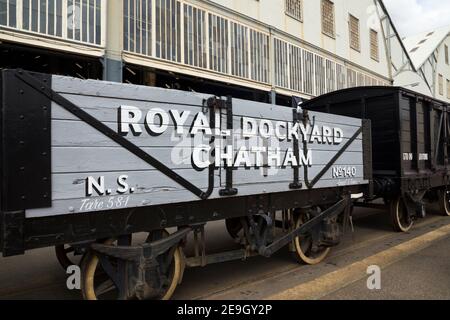 Güterzug Waggons / Waggons, die von Diesel- und Dampflokomotiven aus dem Zweiten Weltkrieg (einer an beiden Enden) in Chatham Historic Dockyard, Chatham, umfahren werden. Kent. VEREINIGTES KÖNIGREICH. (121) Stockfoto