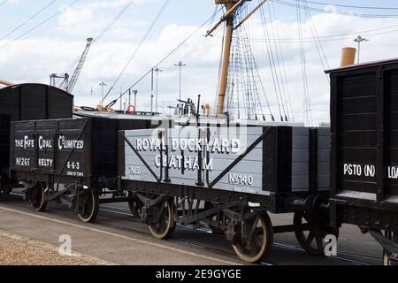 Güterzug Waggons / Waggons, die von Diesel- und Dampflokomotiven aus dem Zweiten Weltkrieg (einer an beiden Enden) in Chatham Historic Dockyard, Chatham, umfahren werden. Kent. VEREINIGTES KÖNIGREICH. (121) Stockfoto