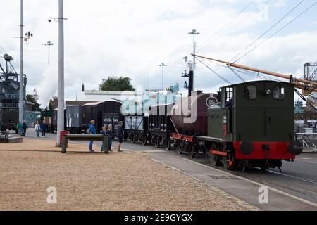 Güterzug Waggons / Waggons, die von Diesel- und Dampflokomotiven aus dem Zweiten Weltkrieg (einer an beiden Enden) in Chatham Historic Dockyard, Chatham, umfahren werden. Kent. VEREINIGTES KÖNIGREICH. (121) Stockfoto