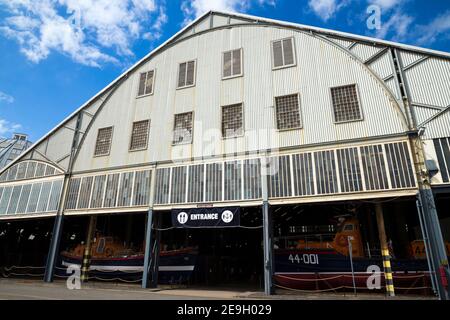 Vorderfassade & Eingang zum Bootshaus Nummer 4 (überdachter Slip), in dem die HISTORISCHE RNLI-RETTUNGSBOOTSAMMLUNG untergebracht ist: Großbritanniens größte Sammlung von RNLI-Rettungsbooten. Chatham historische Werft England (121) Stockfoto