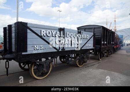 Güterzug Waggons / Waggons, die von Diesel- und Dampflokomotiven aus dem Zweiten Weltkrieg (einer an beiden Enden) in Chatham Historic Dockyard, Chatham, umfahren werden. Kent. VEREINIGTES KÖNIGREICH. (121) Stockfoto