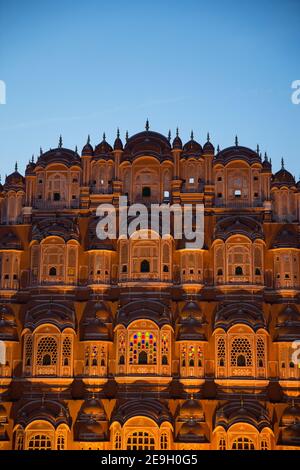 Indien Jaipur Hawa Mahal, oder Palace of Winds Frontfassade von Dämmerung Stockfoto