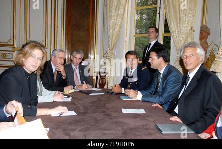 Der französische Premierminister Dominique de Villepin trifft sich am 23. August 2006 im Hotel Matignon in Paris mit dem israelischen Vizepräsidenten und Außenminister Tzipi Livni. Foto von Nicolas Khayat/ABACAPRESS.COM Stockfoto