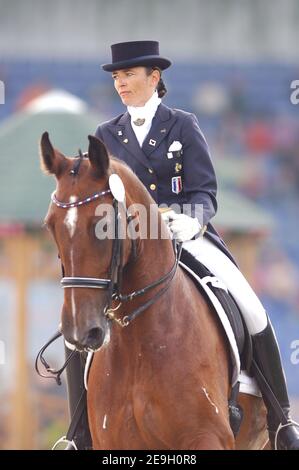 Die französische Dressurreiterin Constance Menard Laboute auf ihrem Pferd 'Lianca' bei den FEI Weltreiterspielen 2006 in Aachen, Deutschland, am 22. August 2006. Foto von Edwin Cooke/Cameleon/ABACAPRESS.COM Stockfoto