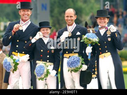 Die US-Dressurreiter Günter Seidel, Debbie Mc Donald, Steffen Peters und Leslie Morse feiern die Bronzemedaille bei den FEI World Equestrian Games 2006 am 22. August 2006 in Aachen. Foto von Edwin Cooke/Cameleon/ABACAPRESS.COM Stockfoto