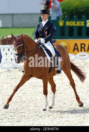 Die französische Dressurreiterin Karen Tebar auf ihrem Pferd 'Falada' bei den FEI Weltreiterspielen 2006 in Aachen, Deutschland, am 22. August 2006. Foto von Edwin Cooke/Cameleon/ABACAPRESS.COM Stockfoto