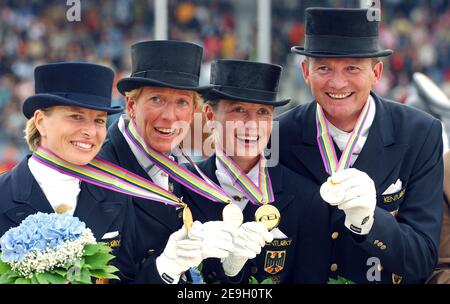 Die deutschen Dressurreiter Nadine Capellmann, Heike Kemmer, Isabell Werth und Hubertus Schmidt feiern die Goldmedaille bei den FEI Weltreiterspielen 2006 am 22. August 2006 in Aachen. Foto von Edwin Cooke/Cameleon/ABACAPRESS.COM Stockfoto