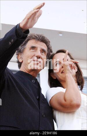 Der potenzielle Präsidentschaftskandidat Segolene Royal und der ehemalige Kulturminister Jack lang treffen am 24. August 2006 am Sitz der Sozialistischen Föderation der Charentes in La Rochelle im Südwesten Frankreichs ein. Foto von Axelle de Russe/ABACAPRESS.COM Stockfoto