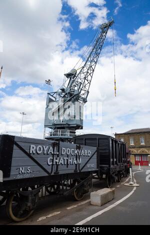 Güterzug Waggons / Waggons, die von Diesel- und Dampflokomotiven aus dem Zweiten Weltkrieg (einer an beiden Enden) in Chatham Historic Dockyard, Chatham, umfahren werden. Kent. VEREINIGTES KÖNIGREICH. (121) Stockfoto