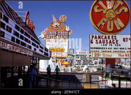 Schilder vor dem Circus Circus Hotel and Casino in Las Vegas, Nevada um 1970s. Stockfoto