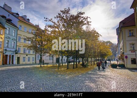 2019 11, Praha, Tschechien. Menschen auf dem Na Kampe Platz in der Prager Altstadt Stockfoto