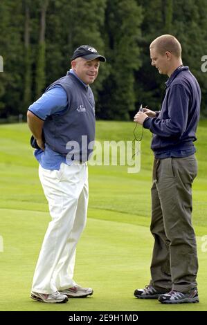 Schauspieler Ross Kemp nimmt am 25. August 2006 am Allstars Golf Tournament in Newport, Wales, Teil. Foto von Stuart Morton/ABACAPRESS.COM Stockfoto