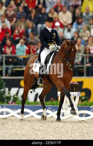 Die deutsche Dressurreiterin Isabell Werth gewinnt mit ihrem Pferd 'Satchmo' am 25. August 2006 den Grand Prix Special bei den FEI World Equestrian Games 2006 in Aachen. Foto von Edwin Cook/Cameleon/ABACAPRESS.COM Stockfoto