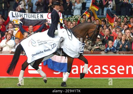 Die deutsche Dressurreiterin Isabell Werth gewinnt mit ihrem Pferd 'Satchmo' am 25. August 2006 den Grand Prix Special bei den FEI World Equestrian Games 2006 in Aachen. Foto von Edwin Cook/Cameleon/ABACAPRESS.COM Stockfoto