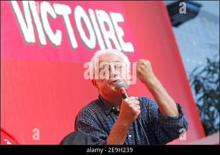 Lionel Jospin, ehemaliger sozialdemokratischer Premierminister und Kandidat bei den Wahlen 2002 (in der ersten Runde ausgeschieden, sodass Chirac bei einer Stichwahl mit dem rechtsextremen Front-Führer Jean-Marie Le Pen konfrontiert wird) Faces jungen Sozialisten und erklärt seine Niederlage und Ruhestand von 2002 während der Sommeruniversität der Sozialistischen Partei in La Rochelle am 26. August 2006. Foto von Axelle de Russe/ABACAPRESS.COM Stockfoto