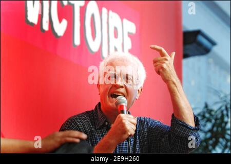 Lionel Jospin, ehemaliger sozialdemokratischer Premierminister und Kandidat bei den Wahlen 2002 (in der ersten Runde ausgeschieden, sodass Chirac bei einer Stichwahl mit dem rechtsextremen Front-Führer Jean-Marie Le Pen konfrontiert wird) Faces jungen Sozialisten und erklärt seine Niederlage und Ruhestand von 2002 während der Sommeruniversität der Sozialistischen Partei in La Rochelle am 26. August 2006. Foto von Axelle de Russe/ABACAPRESS.COM Stockfoto