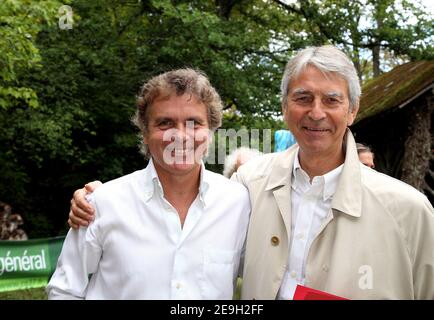 Die Fernsehjournalisten Claude Serillon und Jean-Claude Narcy posieren für unseren Fotografen während des "Foret des Livres"-Schriftstellertreffens in Chanceaux Pres Loches, organisiert vom französischen Autor Gonzague Saint-Bris am 26. August 2006 Foto von Denis Guignebourg/ABACAPRESS.COM Stockfoto