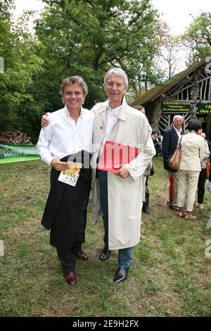 Die Fernsehjournalisten Claude Serillon und Jean-Claude Narcy posieren für unseren Fotografen während des "Foret des Livres"-Schriftstellertreffens in Chanceaux Pres Loches, organisiert vom französischen Autor Gonzague Saint-Bris am 26. August 2006 Foto von Denis Guignebourg/ABACAPRESS.COM Stockfoto