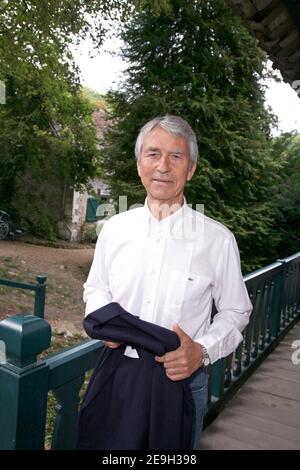 Der französische Journalist Jean-Claude Narcy posiert während des "Foret des Livres"-Schriftstellertreffens in Chanceaux Pres Loches, Frankreich, organisiert vom französischen Autor Gonzague Saint-Bris am 27. August 2006 Foto von Denis Guignebourg/ABACAPRESS.COM Stockfoto