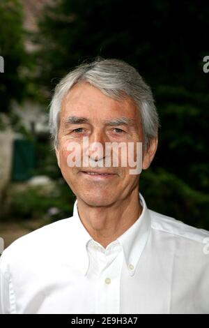 Der französische Journalist Jean-Claude Narcy posiert während des "Foret des Livres"-Schriftstellertreffens in Chanceaux Pres Loches, Frankreich, organisiert vom französischen Autor Gonzague Saint-Bris am 27. August 2006 Foto von Denis Guignebourg/ABACAPRESS.COM Stockfoto