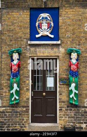 Geschnitzte Holz Meerjungfrau / Holz dekorative Schiffe Statue Figuren / dekorative Figur Statuen an der Admirals Office Tür von Anwalt Furley Page. Chatham Historic Dockyard, Kent England (121) Stockfoto