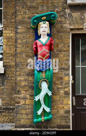 Geschnitzte Holz Meerjungfrau / Holz dekorative Schiffe Statue Figuren / dekorative Figur Statuen an der Admirals Office Tür von Anwalt Furley Page. Chatham Historic Dockyard, Kent England (121) Stockfoto