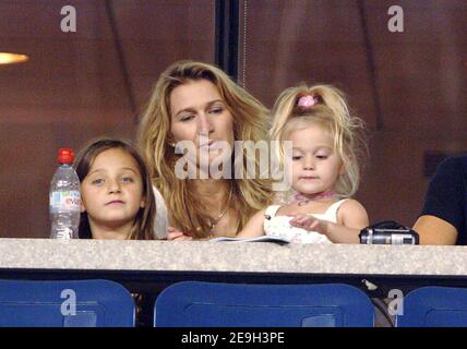 Der US-Amerikaner Andre Agassi besiegt den Rumänen Andrei Pavel in der Runde 1st der US Open 2006, die am 28. August 2006 in Flushing Meadow in New York City, NY, USA, stattfand. Der Spieler, der angekündigt hat, dass er nach diesem Turnier in den Ruhestand gehen wird, wurde von seiner Frau Steffi Graf und ihren beiden Kindern Jaden Gil und Jaz Elle unterstützt. Foto von Lionel Hahn/ABACAPRESS.COM Stockfoto