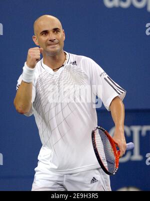 Der US-Amerikaner Andre Agassi besiegt den Rumänen Andrei Pavel in der Runde 1st der US Open 2006, die am 28. August 2006 in Flushing Meadow in New York City, NY, USA, stattfand. Der Spieler, der angekündigt hat, dass er nach diesem Turnier in den Ruhestand gehen wird, wurde von seiner Frau Steffi Graf und ihren beiden Kindern Jaden Gil und Jaz Elle unterstützt. Foto von Lionel Hahn/CAMELEON/ABACAPRESS.COM Stockfoto
