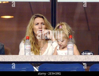 Der US-Amerikaner Andre Agassi besiegt den Rumänen Andrei Pavel in der Runde 1st der US Open 2006, die am 28. August 2006 in Flushing Meadow in New York City, NY, USA, stattfand. Der Spieler, der angekündigt hat, dass er nach diesem Turnier in den Ruhestand gehen wird, wurde von seiner Frau Steffi Graf und ihren beiden Kindern Jaden Gil und Jaz Elle unterstützt. Foto von Lionel Hahn/ABACAPRESS.COM Stockfoto