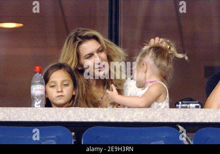 Der US-Amerikaner Andre Agassi besiegt den Rumänen Andrei Pavel in der Runde 1st der US Open 2006, die am 28. August 2006 in Flushing Meadow in New York City, NY, USA, stattfand. Der Spieler, der angekündigt hat, dass er nach diesem Turnier in den Ruhestand gehen wird, wurde von seiner Frau Steffi Graf und ihren beiden Kindern Jaden Gil und Jaz Elle unterstützt. Foto von Lionel Hahn/ABACAPRESS.COM Stockfoto