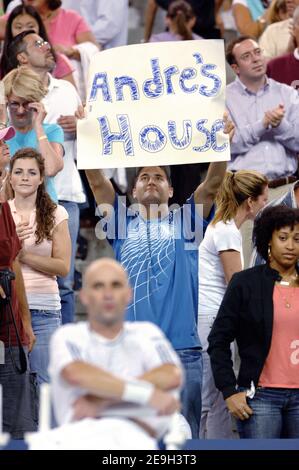 Der US-Amerikaner Andre Agassi besiegt den Rumänen Andrei Pavel in der Runde 1st der US Open 2006, die am 28. August 2006 in Flushing Meadow in New York City, NY, USA, stattfand. Der Spieler, der angekündigt hat, dass er nach diesem Turnier in den Ruhestand gehen wird, wurde von seiner Frau Steffi Graf und ihren beiden Kindern Jaden Gil und Jaz Elle unterstützt. Foto von Lionel Hahn/CAMELEON/ABACAPRESS.COM Stockfoto