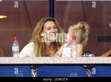 Der US-Amerikaner Andre Agassi besiegt den Rumänen Andrei Pavel in der Runde 1st der US Open 2006, die am 28. August 2006 in Flushing Meadow in New York City, NY, USA, stattfand. Der Spieler, der angekündigt hat, dass er nach diesem Turnier in den Ruhestand gehen wird, wurde von seiner Frau Steffi Graf und ihren beiden Kindern Jaden Gil und Jaz Elle unterstützt. Foto von Lionel Hahn/ABACAPRESS.COM Stockfoto