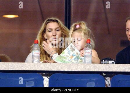 Der US-Amerikaner Andre Agassi besiegt den Rumänen Andrei Pavel in der Runde 1st der US Open 2006, die am 28. August 2006 in Flushing Meadow in New York City, NY, USA, stattfand. Der Spieler, der angekündigt hat, dass er nach diesem Turnier in den Ruhestand gehen wird, wurde von seiner Frau Steffi Graf und ihren beiden Kindern Jaden Gil und Jaz Elle unterstützt. Foto von Lionel Hahn/ABACAPRESS.COM Stockfoto