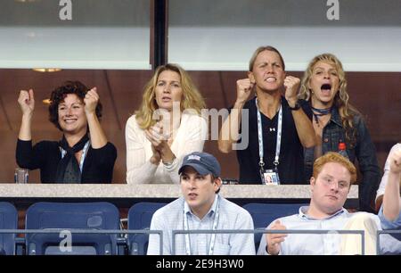 Der US-Amerikaner Andre Agassi besiegt den Rumänen Andrei Pavel in der Runde 1st der US Open 2006, die am 28. August 2006 in Flushing Meadow in New York City, NY, USA, stattfand. Der Spieler, der angekündigt hat, dass er nach diesem Turnier in den Ruhestand gehen wird, wurde von seiner Frau Steffi Graf und ihren beiden Kindern Jaden Gil und Jaz Elle unterstützt. Foto von Lionel Hahn/ABACAPRESS.COM Stockfoto