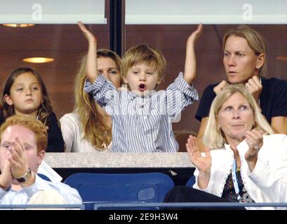 Der US-Amerikaner Andre Agassi besiegt den Rumänen Andrei Pavel in der Runde 1st der US Open 2006, die am 28. August 2006 in Flushing Meadow in New York City, NY, USA, stattfand. Der Spieler, der angekündigt hat, dass er nach diesem Turnier in den Ruhestand gehen wird, wurde von seiner Frau Steffi Graf und ihren beiden Kindern Jaden Gil und Jaz Elle unterstützt. Foto von Lionel Hahn/ABACAPRESS.COM Stockfoto